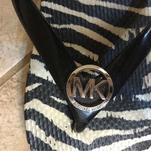 ▪️MICHAEL KORS Zebra Flip Flops - Picture 4 of 8
